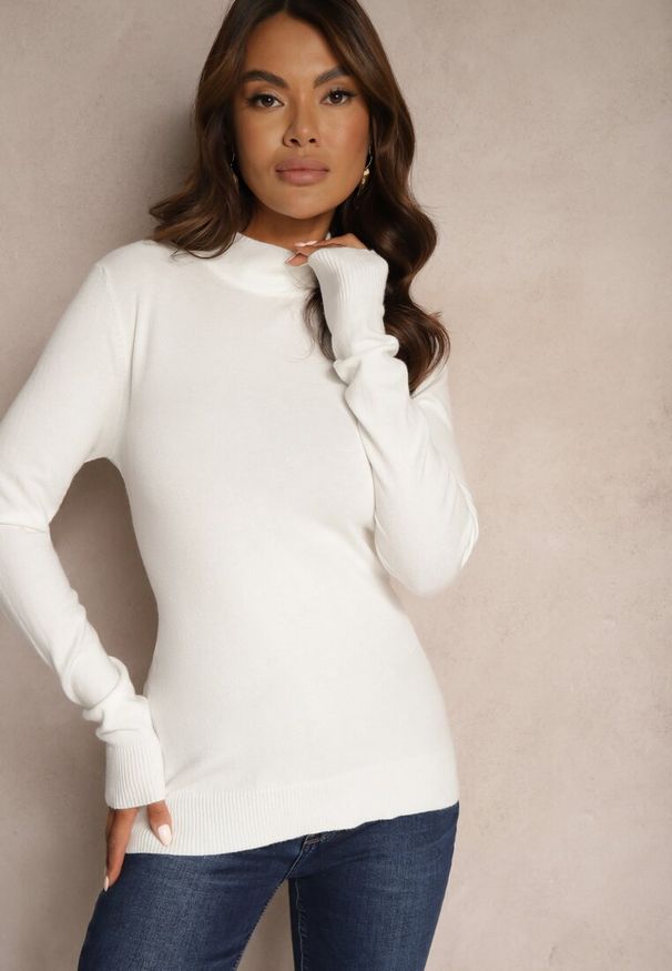 Renee - Biały Półgolf o Klasycznym Fasonie z Kaszmirem i Wiskozą Zailana. Okazja: na spotkanie biznesowe, do pracy, na randkę. Kolor: biały. Materiał: wiskoza, kaszmir. Długość rękawa: długi rękaw. Długość: długie. Wzór: aplikacja. Styl: klasyczny