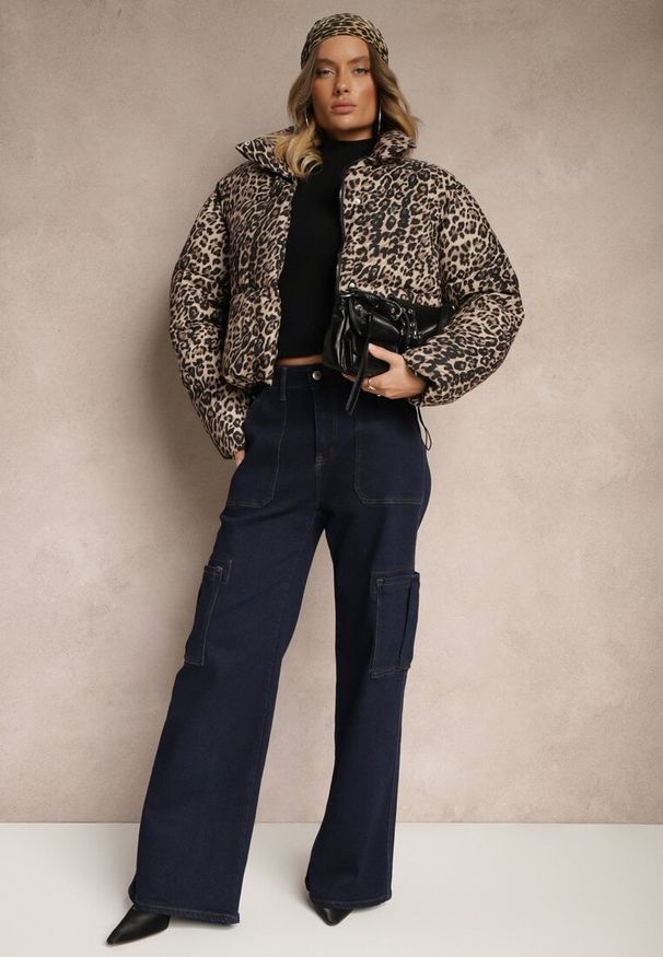 Renee - Granatowe Jeansy z Bawełną o Szerokim Kroju High Waist z Kieszeniami Cargo Phirinna. Okazja: na co dzień. Stan: podwyższony. Kolor: niebieski. Wzór: moro. Styl: militarny, elegancki, casual