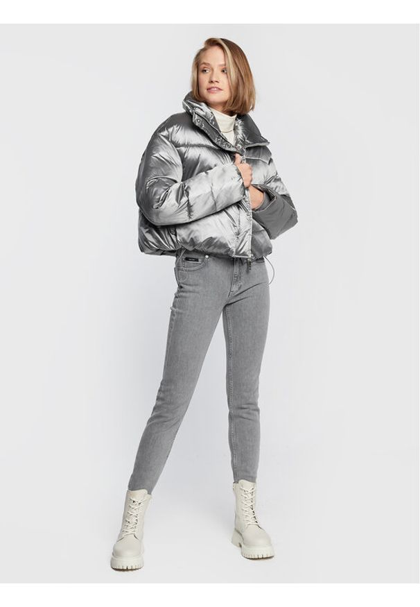 Calvin Klein Kurtka puchowa High Shine Metallic K20K204688 Srebrny Regular Fit. Kolor: srebrny. Materiał: syntetyk. Sezon: zima