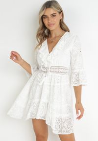 Born2be - Biała Haftowana Sukienka Mini z Koronką i Przedłużanym Tyłem Azalaya. Okazja: na co dzień. Typ kołnierza: kołnierz z falbankami. Kolor: biały. Materiał: koronka. Wzór: haft, koronka. Typ sukienki: rozkloszowane. Styl: casual. Długość: mini #5