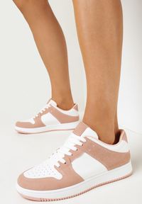 Born2be - Biało-Różowe Sneakersy Sarsana. Okazja: na co dzień. Nosek buta: okrągły. Kolor: biały. Materiał: syntetyk. Szerokość cholewki: normalna. Wzór: aplikacja, gładki. Obcas: na platformie #5
