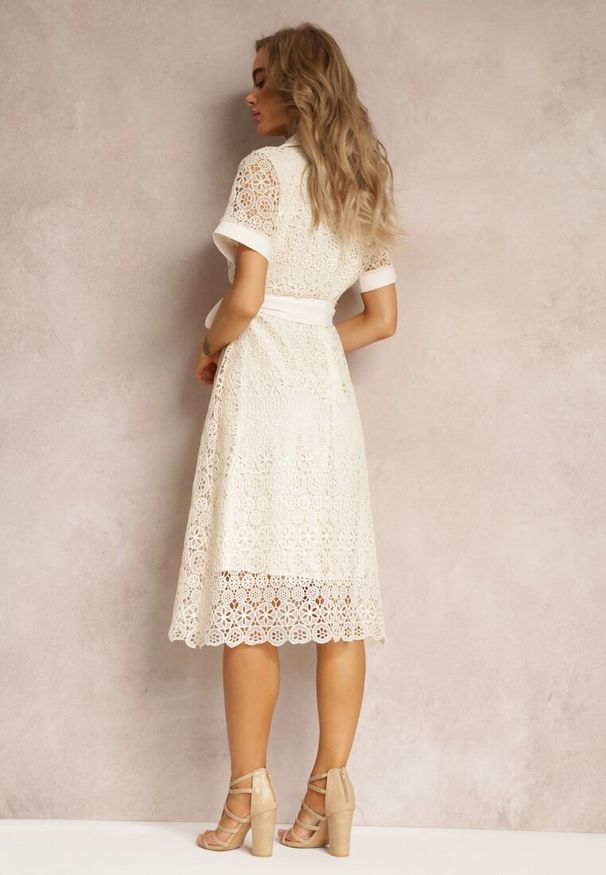 Renee - Jasnobeżowa Koronkowa Sukienka Koszulowa z Krótkim Rękawem i Wiązanym Paskiem Noralia. Kolor: beżowy. Materiał: koronka. Długość rękawa: krótki rękaw. Typ sukienki: koszulowe