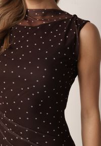 Born2be - Brązowa Sukienka w Kropki z Dekoltem w Kształcie Łódki o Dopasowanym Fasonie Kallironis. Okazja: na spotkanie biznesowe, na co dzień. Typ kołnierza: dekolt w łódkę. Kolor: brązowy. Materiał: materiał. Długość rękawa: bez rękawów. Wzór: kropki. Typ sukienki: proste, dopasowane. Styl: elegancki, biznesowy, casual #4