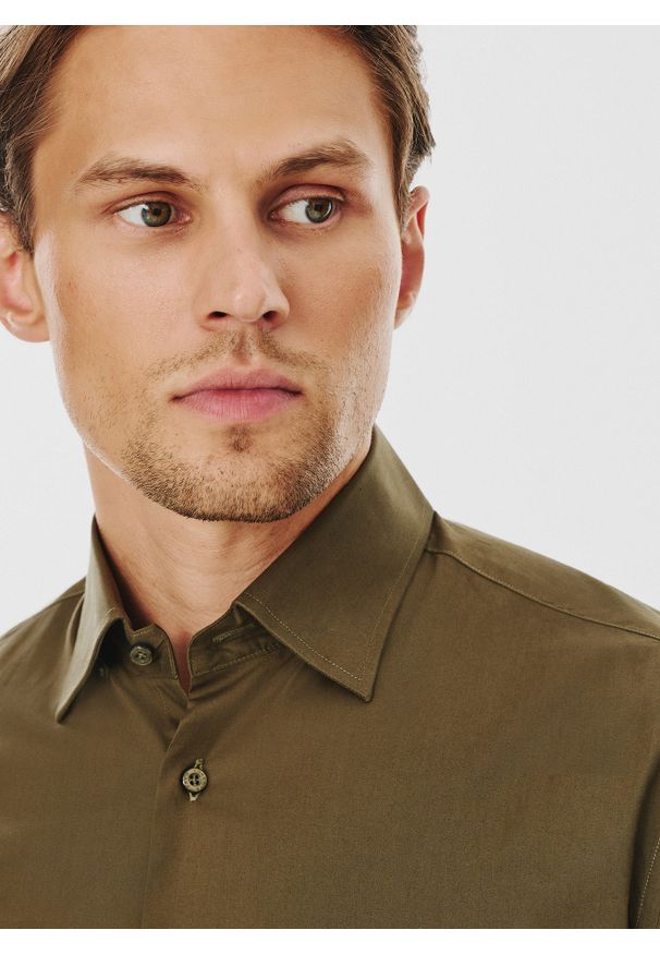 Pako Lorente - PAKO LORENTE – Oliwkowa koszula męska długi rękaw. Okazja: na co dzień. Kolor: oliwkowy, beżowy, niebieski. Materiał: elastan, bawełna. Długość rękawa: długi rękaw. Długość: długie. Wzór: gładki. Styl: casual