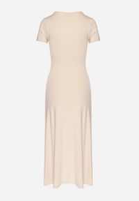 Born2be - Jasnobeżowa Sukienka o Dopasowanym Fasonie z Lekkimi Marszczeniami Aporea. Okazja: na co dzień. Kolor: beżowy. Długość rękawa: krótki rękaw. Sezon: wiosna, lato. Typ sukienki: dopasowane, sportowe. Styl: casual, elegancki, sportowy #3