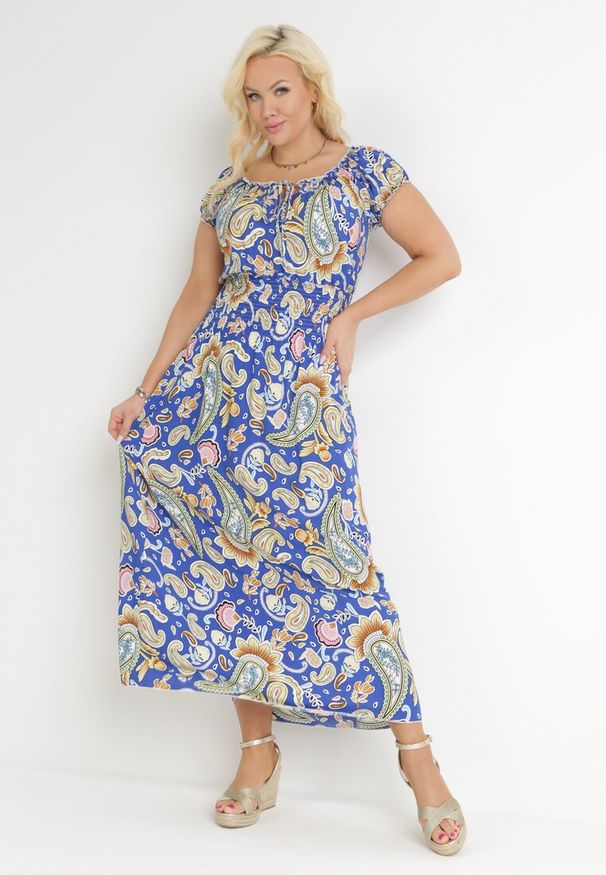 Born2be - Niebieska Rozkloszowana Sukienka Hiszpanka Maxi z Gumkami w Pasie z Bawełny Briyenn. Typ kołnierza: dekolt hiszpanka. Kolor: niebieski. Materiał: bawełna. Wzór: kwiaty. Sezon: wiosna, lato. Długość: maxi