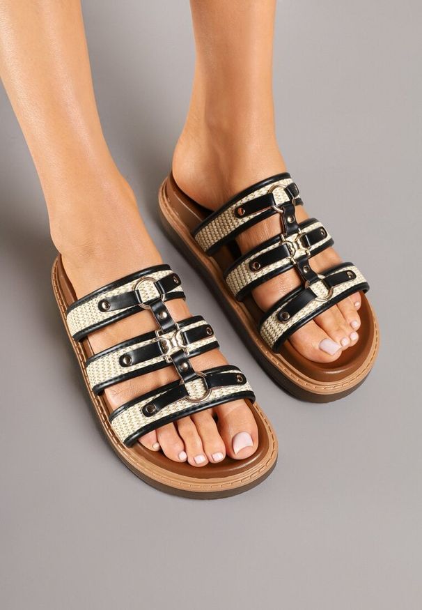 Renee - Czarne Plecione Klapki w Stylu Gladiatorek Morillia. Okazja: na co dzień. Nosek buta: otwarty. Kolor: czarny. Wzór: paski. Materiał: jeans. Sezon: lato. Obcas: na obcasie. Styl: elegancki, casual. Wysokość obcasa: średni