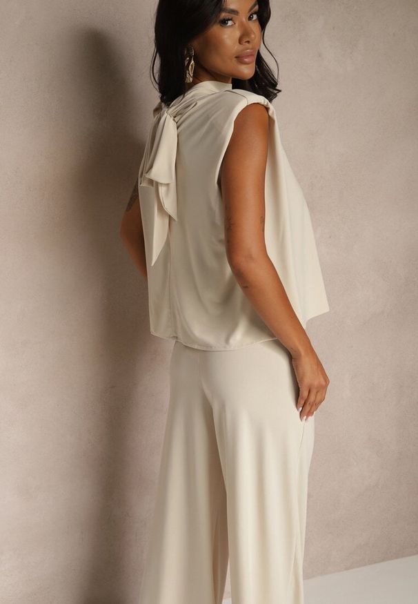 Renee - Beżowy Komplet Spodnie o Szerokim Kroju i Bluzka Ozdobiona Wiązaniem Halomia. Kolor: beżowy. Wzór: aplikacja