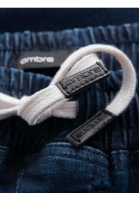 Ombre Clothing - Męskie jeansowe joggery z lampasami – ciemnoniebieskie V4. Okazja: na co dzień. Kolor: niebieski. Materiał: jeans. Styl: retro, sportowy, casual #9