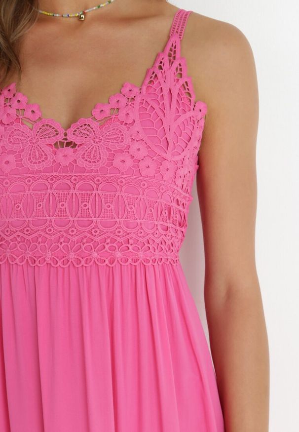 Born2be - Fuksjowa Sukienka Stheuse. Okazja: na randkę. Kolor: różowy. Materiał: tkanina, koronka. Długość rękawa: na ramiączkach. Wzór: gładki, aplikacja, koronka. Typ sukienki: trapezowe. Styl: elegancki. Długość: maxi