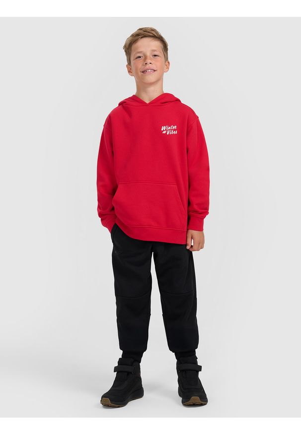 4f - 4F Bluza dresowa nierozpinana z kapturem chłopięca - czerwona 158/164 (12-14 lat). Okazja: na co dzień. Typ kołnierza: kaptur. Kolor: czerwony. Materiał: dresówka. Sezon: lato. Styl: casual, klasyczny