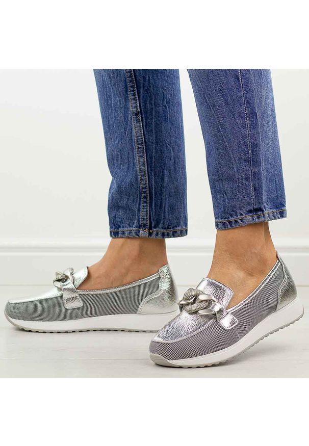 DiA - Srebrne skórzane półbuty damskie Dia 7045. Okazja: na co dzień, do pracy. Nosek buta: okrągły. Kolor: srebrny. Materiał: tkanina, skóra. Szerokość cholewki: normalna. Sezon: wiosna, jesień, lato. Obcas: na płaskiej podeszwie. Styl: casual, elegancki, klasyczny