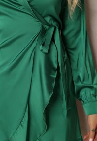 Renee - Zielona Sukienka Klymilea. Okazja: na randkę. Typ kołnierza: dekolt w kształcie V. Kolor: zielony. Materiał: satyna, tkanina. Typ sukienki: kopertowe. Styl: elegancki. Długość: mini #3