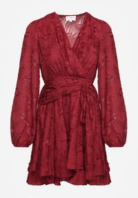 Renee - Bordowa Sukienka Koktajlowa z Modnym Marszczeniem i Nitkami Gorena. Okazja: na co dzień, na imprezę. Kolor: czerwony. Wzór: aplikacja. Sezon: wiosna. Typ sukienki: kopertowe, proste. Styl: wizytowy #2