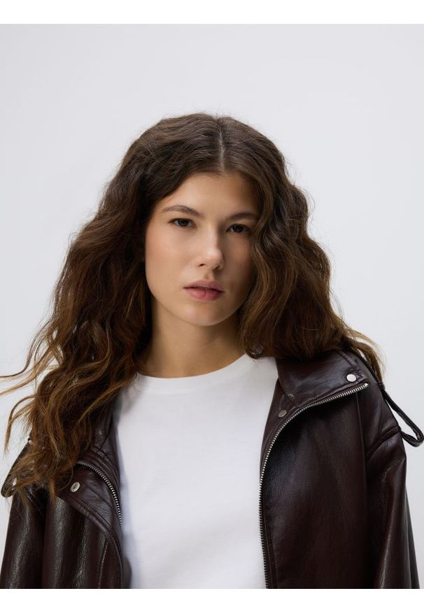 Reserved - T-shirt z domieszką jedwabiu - biały. Kolor: biały. Materiał: jedwab