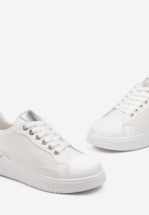 Renee - Białe Sneakersy z Przeplataną Wstawką Olimua. Kolor: biały. Szerokość cholewki: normalna. Wzór: aplikacja