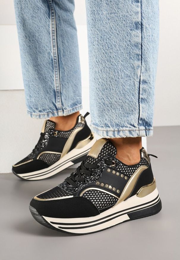 Born2be - Czarne Sneakersy na Grubej Podeszwie z Cyrkoniami i Metalicznymi Ozdobami Tawiela. Okazja: na co dzień. Kolor: czarny. Materiał: jeans. Wzór: aplikacja