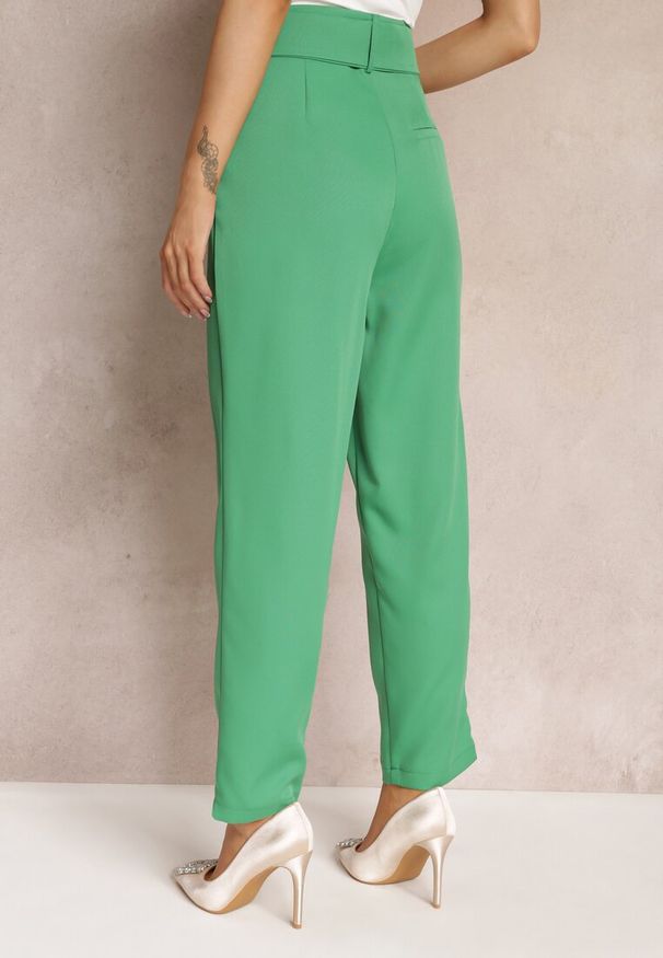 Renee - Zielone Spodnie Cygaretki z Wysokim Stanem i Materiałowym Paskiem z Cyrkoniami Marintta. Okazja: na co dzień. Stan: podwyższony. Kolor: zielony. Materiał: materiał. Długość: długie. Styl: casual, elegancki