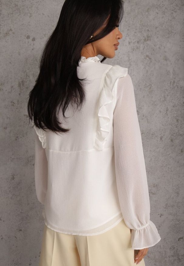 Renee - Biała Bluzka w Stylu Coquette z Falbankami i Wiązaniem przy Szyi Seathrina. Typ kołnierza: kołnierz z falbankami. Kolor: biały. Materiał: poliester, jeans