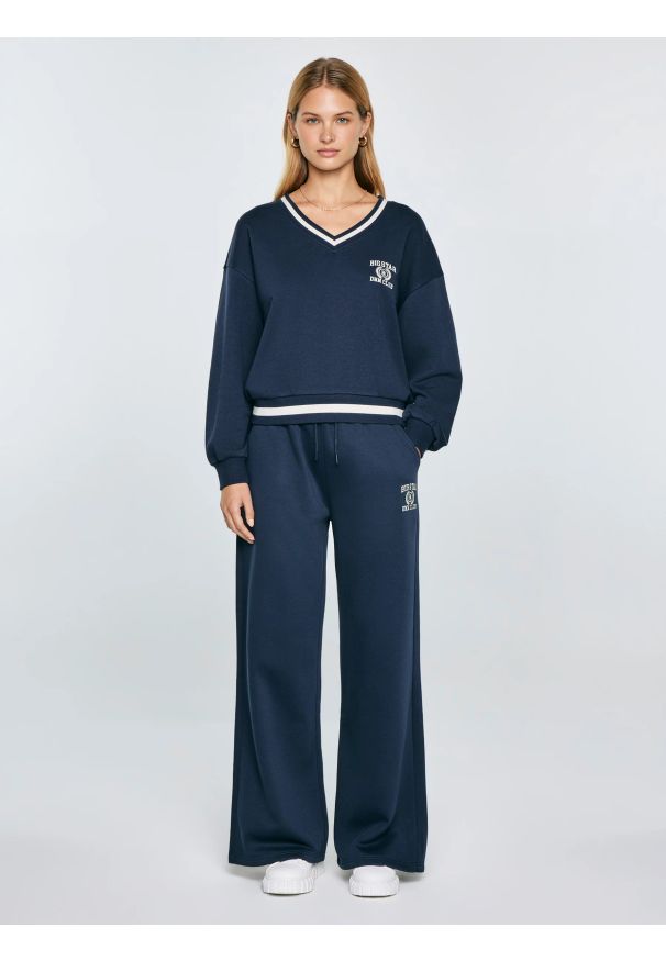 Big-Star - Spodnie damskie dresowe wide granatowe Madelinap 403. Okazja: na uczelnię, na co dzień. Kolor: niebieski. Materiał: dresówka. Wzór: haft. Typ sukienki: sportowe. Styl: casual, elegancki, sportowy