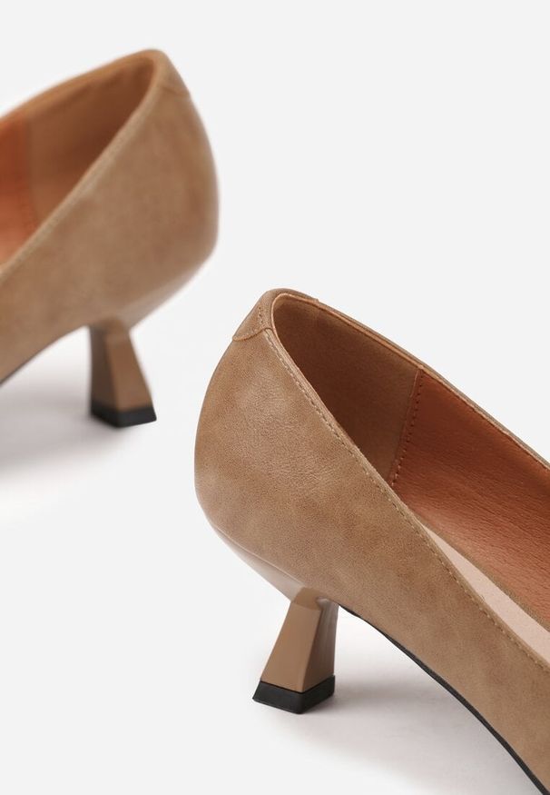 Born2be - Ciemnobeżowe Czółenka Vices na Obcasie w Stylu Kaczuszki z Wkładką ze Skóry Naturalnej Lukke. Kolor: beżowy. Materiał: skóra. Obcas: na obcasie. Styl: elegancki. Wysokość obcasa: średni