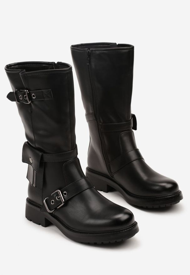 Renee - Czarne Botki Biker Boots Zdobione Klamerkami i Kieszonką Nalinnea. Okazja: na imprezę, na co dzień. Kolor: czarny. Materiał: jeans, skóra. Wzór: aplikacja. Styl: elegancki, casual, rockowy