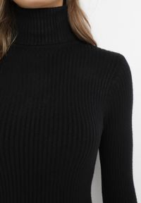 Born2be - Czarna Dopasowana Sukienka Mini z Prążkowanej Dzianiny i Golfem Helmine. Typ kołnierza: golf. Kolor: czarny. Materiał: dzianina, prążkowany. Długość rękawa: długi rękaw. Długość: mini #3