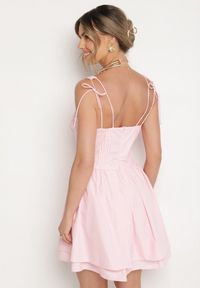 Born2be - Różowa Bawełniana Sukienka Vices w Rustykalnym Stylu z Wiązaniem Fenavira. Okazja: na co dzień. Kolor: różowy. Materiał: bawełna. Długość rękawa: na ramiączkach. Wzór: aplikacja. Styl: casual #6