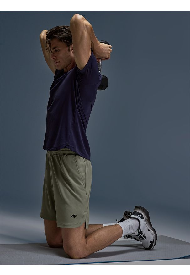 4f - 4F Spodenki treningowe szybkoschnące męskie - oliwkowe/khaki XXL. Kolor: oliwkowy, wielokolorowy, brązowy. Materiał: włókno, dzianina, syntetyk, materiał. Długość: krótkie. Wzór: ze splotem, ażurowy. Sport: fitness