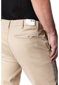 Wrangler - WRANGLER SPODNIE MĘSKIE CHINO CAMEL WASHED W16LHE49J. Materiał: materiał