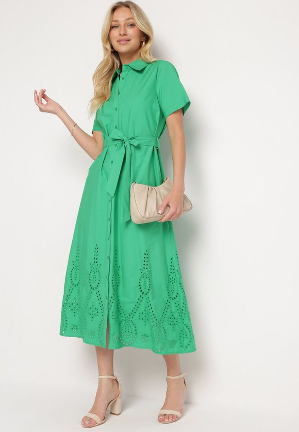 Born2be - Zielona Ażurowa Sukienka z Bawełny Zapinana na Guziki z Materiałowym Paskiem Dimosa. Kolor: zielony. Materiał: bawełna, materiał. Długość rękawa: krótki rękaw. Wzór: ażurowy. Styl: boho