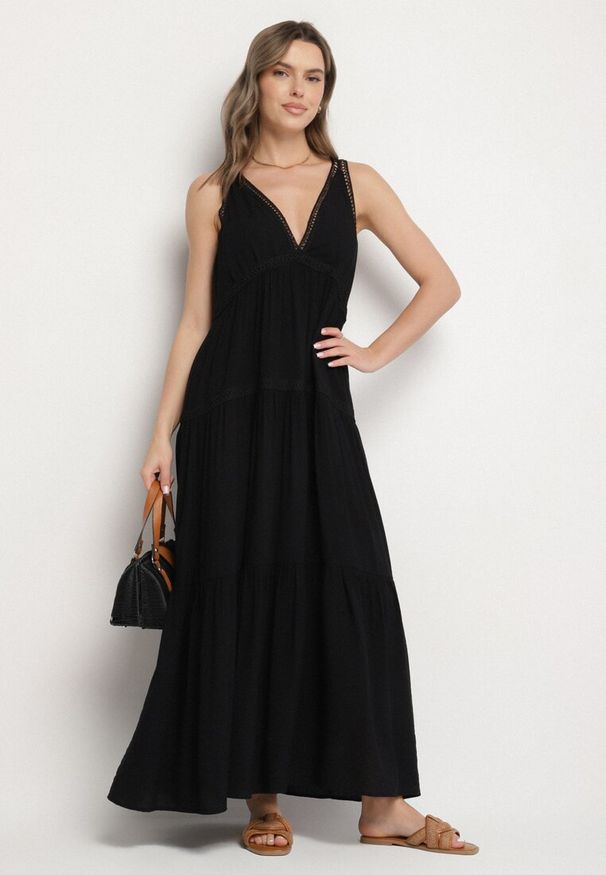 Born2be - Czarna Sukienka z Wiskozą i Szydełkowym Wzorem Meviellea. Okazja: na co dzień. Typ kołnierza: dekolt w kształcie V. Kolor: czarny. Materiał: wiskoza. Wzór: haft. Styl: elegancki, casual