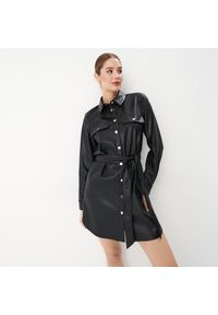 Mohito - Szmizjerka mini - Czarny. Kolor: czarny. Typ sukienki: szmizjerki. Długość: mini