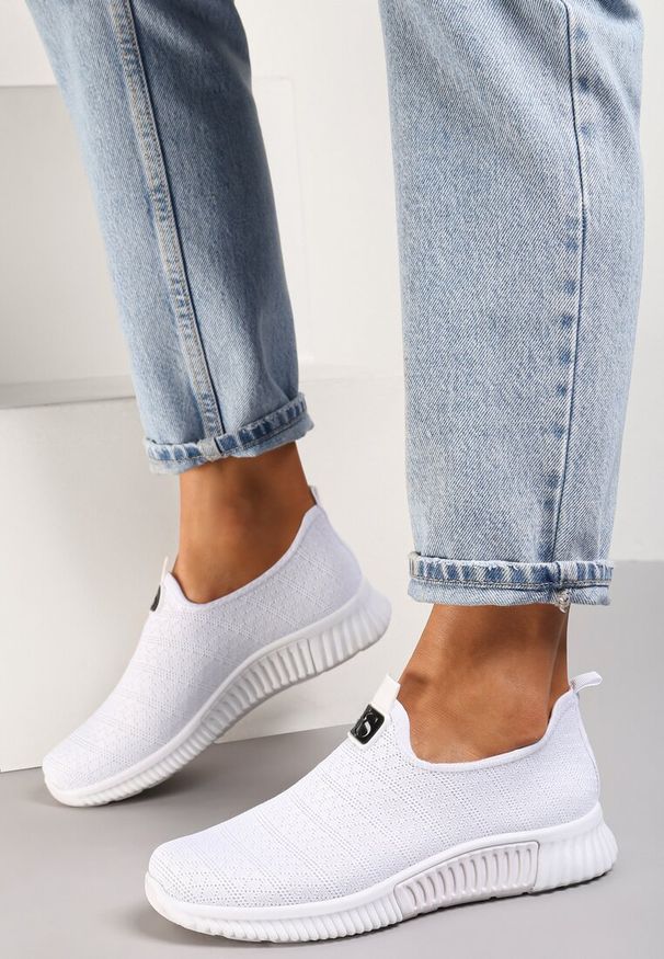 Renee - Białe Buty Sportowe Daemnessa. Zapięcie: bez zapięcia. Kolor: biały. Materiał: jeans, dresówka, materiał. Szerokość cholewki: normalna. Wzór: jednolity