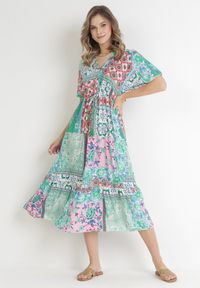Born2be - Miętowo-Różowa Kwiecista Sukienka Midi z Gumką w Talii z Falbanką z Wiskozy Jazaria. Kolor: miętowy. Materiał: wiskoza. Sezon: wiosna, lato. Długość: midi #1