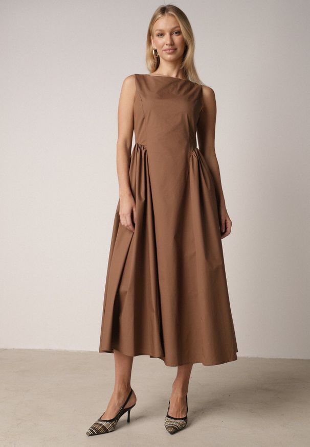 Born2be - Brązowa Sukienka Bawełniana o Rozkloszowanym Fasonie z Dekoltem Łódką i Kieszeniami Elenira. Typ kołnierza: dekolt w łódkę. Kolor: brązowy. Materiał: bawełna. Typ sukienki: rozkloszowane. Styl: elegancki