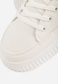 Renee - Białe Chunky Sneakersy na Tłoczonej Platformie Trianne. Okazja: na spacer, na co dzień. Zapięcie: sznurówki. Kolor: biały. Materiał: jeans. Wzór: aplikacja. Obcas: na platformie. Sport: turystyka piesza #4
