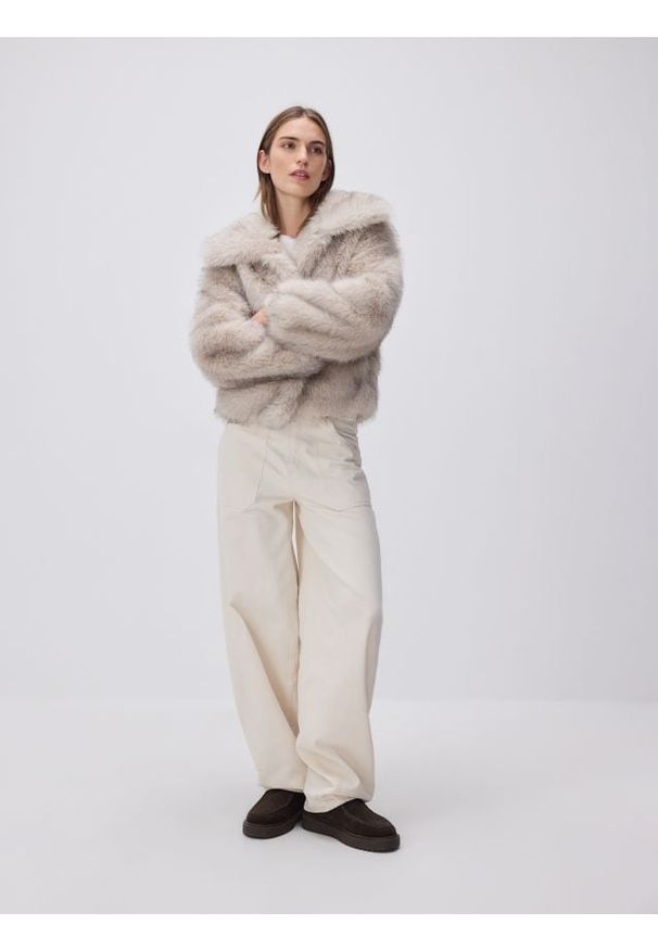 Reserved - Sztuczne futerko z kołnierzem - jasnoszary. Kolor: szary. Materiał: futro