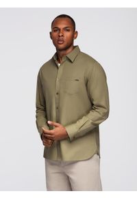 Ombre Clothing - Bawełniana męska koszula z kieszenią REGULAR FIT - oliwkowa V2 - Rozmiar: XL. Typ kołnierza: kołnierzyk klasyczny. Kolor: oliwkowy. Materiał: bawełna. Długość rękawa: długi rękaw. Długość: długie. Styl: klasyczny