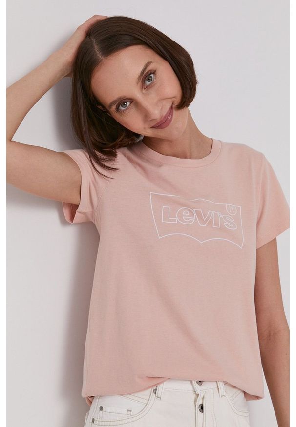 Levi's® - Levi's T-shirt damski kolor różowy. Okazja: na spotkanie biznesowe, na co dzień. Kolor: różowy. Wzór: nadruk. Styl: biznesowy, casual