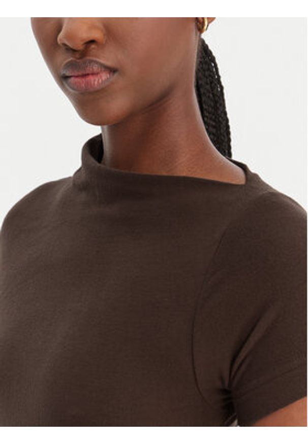 Guess Bluzka W6RP16 KD012 Brązowy Regular Fit. Kolor: brązowy. Materiał: wiskoza, syntetyk