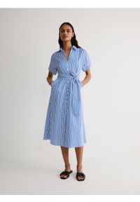 Reserved - Koszulowa sukienka midi - wielobarwny. Materiał: bawełna, tkanina. Typ sukienki: koszulowe. Długość: midi