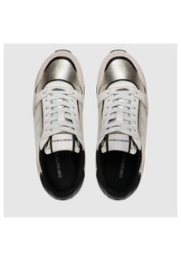 Emporio Armani - EMPORIO ARMANI Złote sneakersy damskie z białym logo. Kolor: złoty. Materiał: zamsz, materiał, skóra. Szerokość cholewki: normalna #5