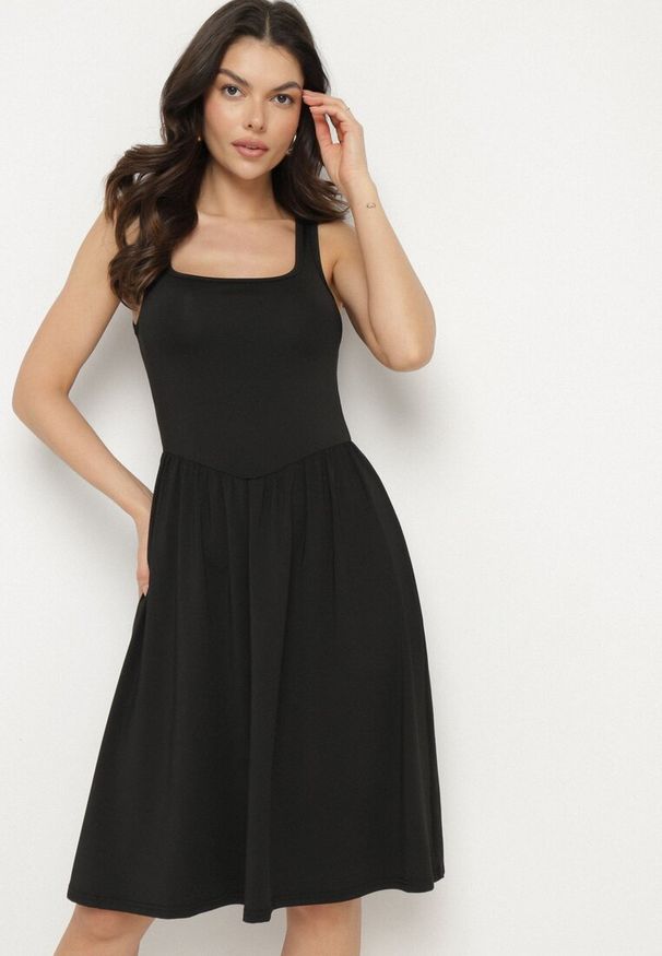 Born2be - Czarna Sukienka z Wiskozą o Rozkloszowanym Kroju Edivane. Okazja: na co dzień. Kolor: czarny. Materiał: wiskoza. Długość rękawa: na ramiączkach. Sezon: wiosna, lato. Typ sukienki: rozkloszowane. Styl: casual