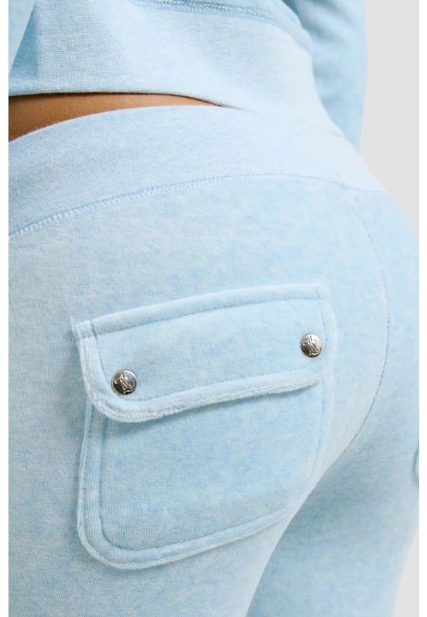 Juicy Couture - JUICY COUTURE Błękitne damskie spodnie dresowe Layla Low Rise Pocket. Kolor: niebieski. Materiał: dresówka