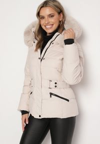 Born2be - Jasnobeżowa Pikowana Kurtka z Odpinanym Futerkiem i Kapturem Ozdobiona Paskiem Vortiona. Okazja: na co dzień. Kolor: beżowy. Materiał: futro. Wzór: aplikacja. Styl: casual, elegancki #3