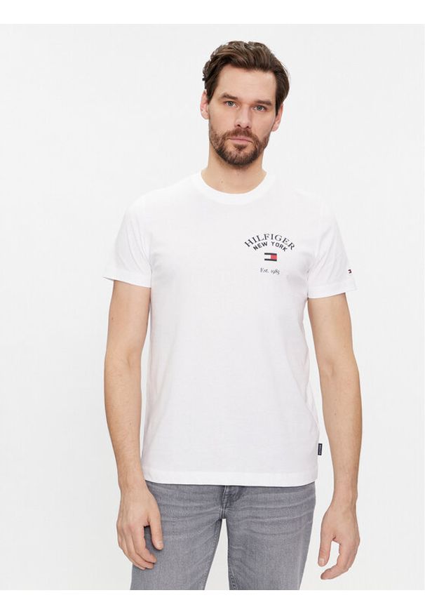 TOMMY HILFIGER - Tommy Hilfiger T-Shirt Arch Varsity MW0MW33689 Biały Regular Fit. Kolor: biały. Materiał: bawełna
