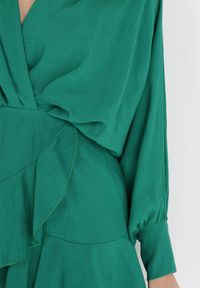 Born2be - Zielona Sukienka Appobe. Okazja: na imprezę. Typ kołnierza: dekolt w serek. Kolor: zielony. Materiał: wiskoza, tkanina. Wzór: aplikacja. Typ sukienki: kopertowe. Długość: mini #5