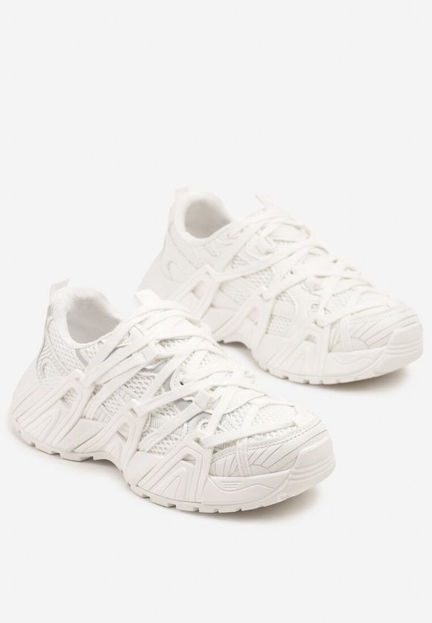 Born2be - Białe Sneakersy z Geometrycznym Tłoczeniem Pollisse. Okazja: na co dzień. Kolor: biały. Materiał: jeans. Wzór: geometria