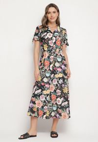 Born2be - Czarna Rozkloszowana Sukienka o Koszulowym Kroju z Paskiem w Kwiatowy Wzór Fevelorine. Okazja: na co dzień. Kolor: czarny. Wzór: kwiaty. Typ sukienki: koszulowe. Styl: casual #1